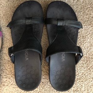 2 vionic sandals